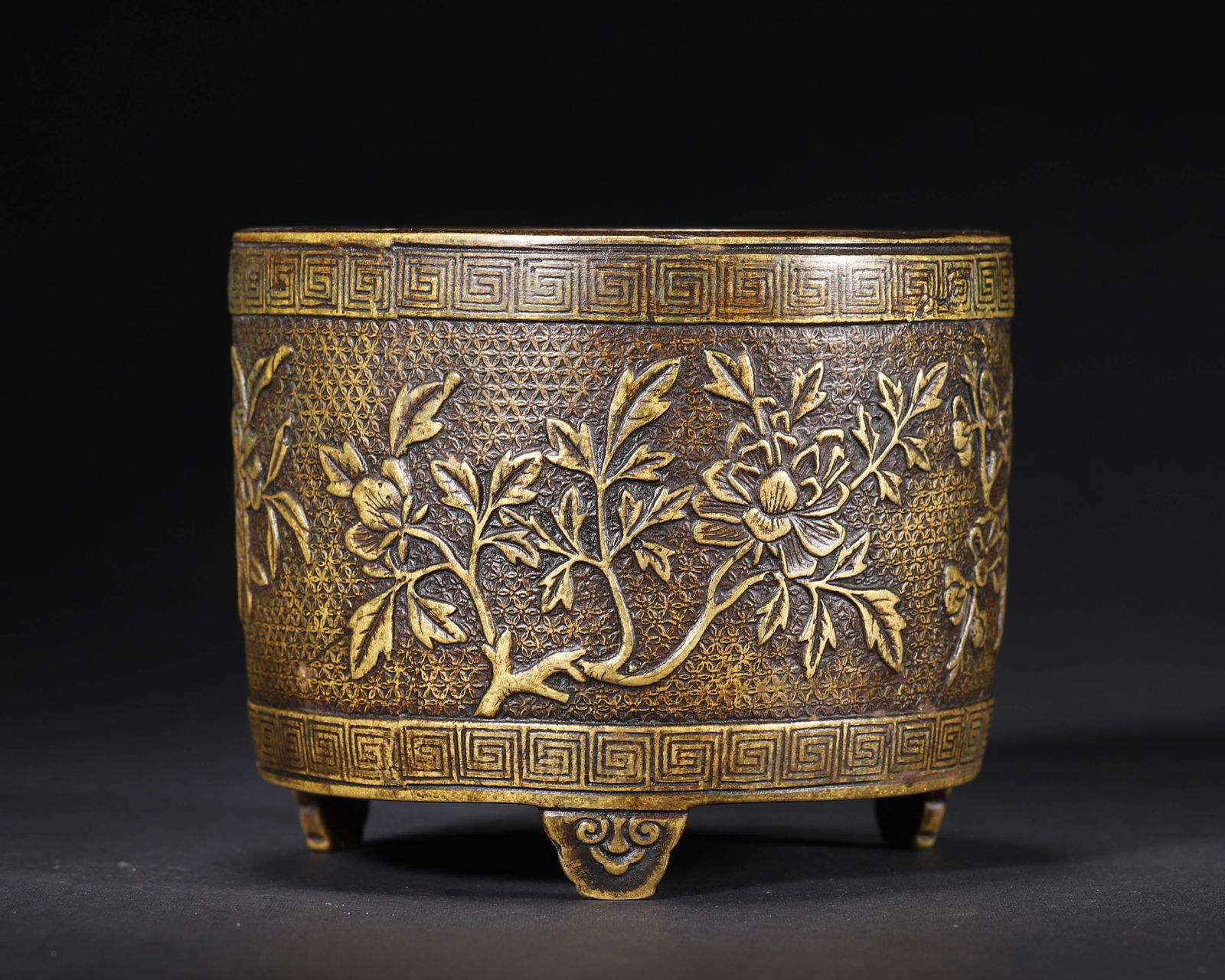 Qing qianlong gilt-bronze cylindrical censer with hundred-flower pattern (1 of 8)