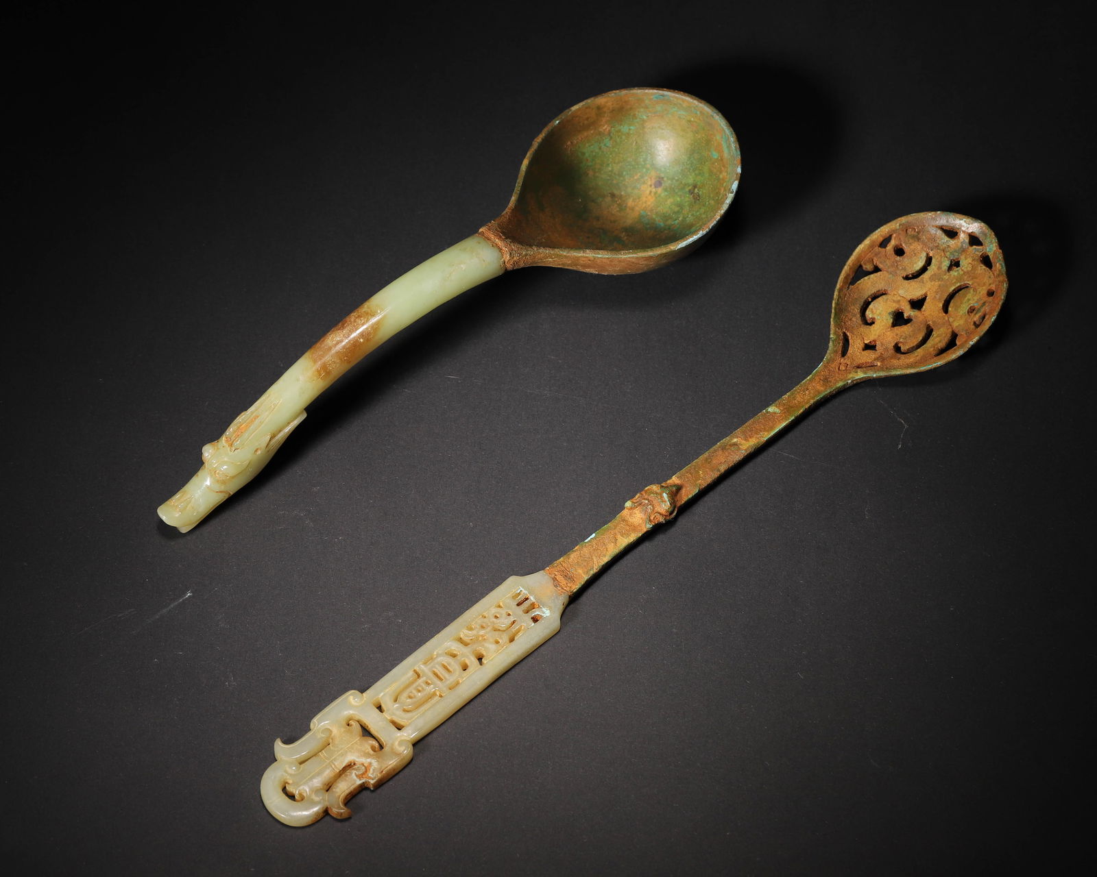 Warring states period: a pair of bronze spoons with jade handles (1 of 10)