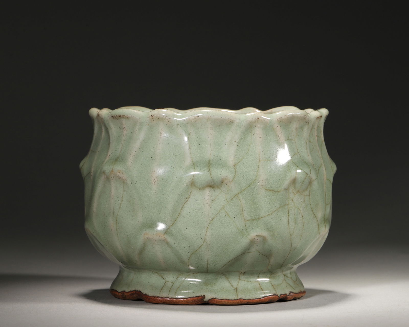 Song dynasty longquan kiln celadon reticulated lotus-petal zhadou (1 of 6)