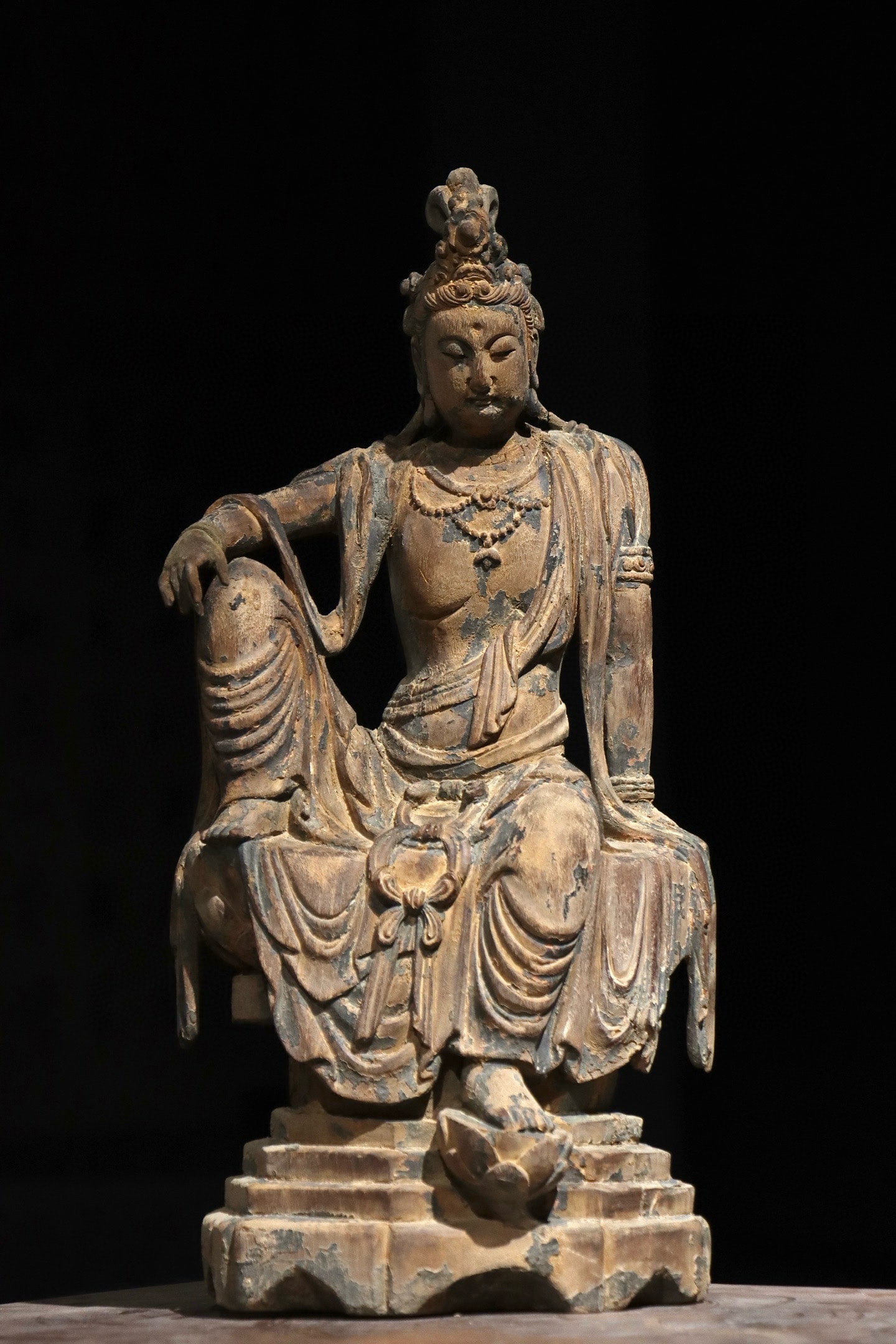 Song dynasty, nanmu wood painted seated guanyin in easeful pose (1 of 9)