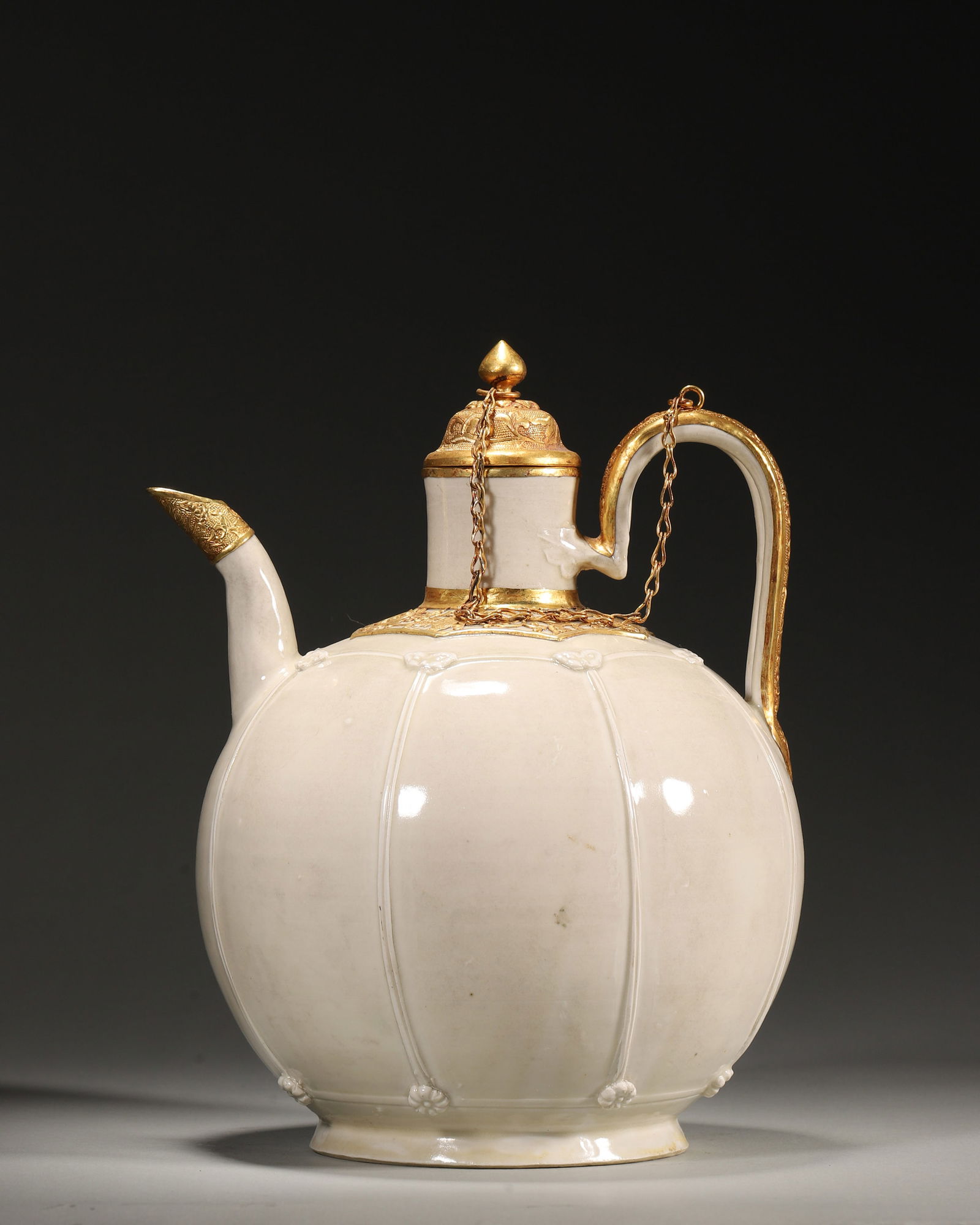 Northern song dingyao white glazed melon-shaped ewer with gilt decoration (1 of 6)