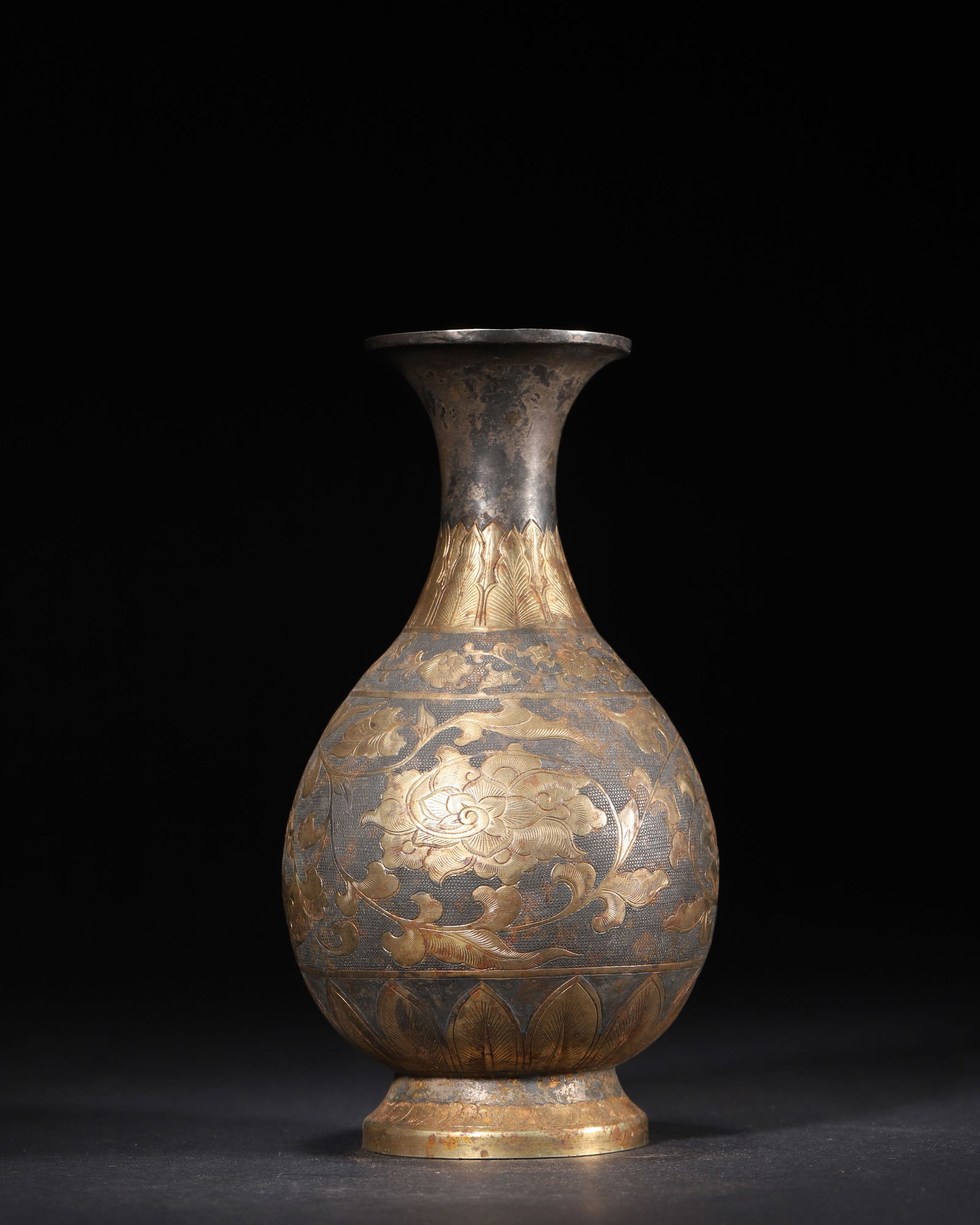 Tang dynasty, silver-gilt pear-shaped vase with engraved peony scrolls (1 of 8)