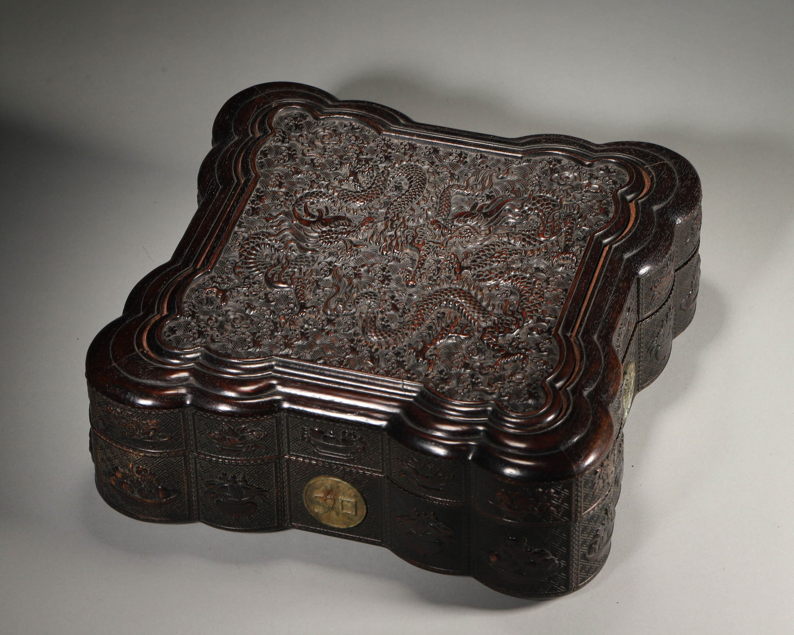 Qing dynasty zitan ruyi-shaped box with openwork dragon patterns (1 of 10)