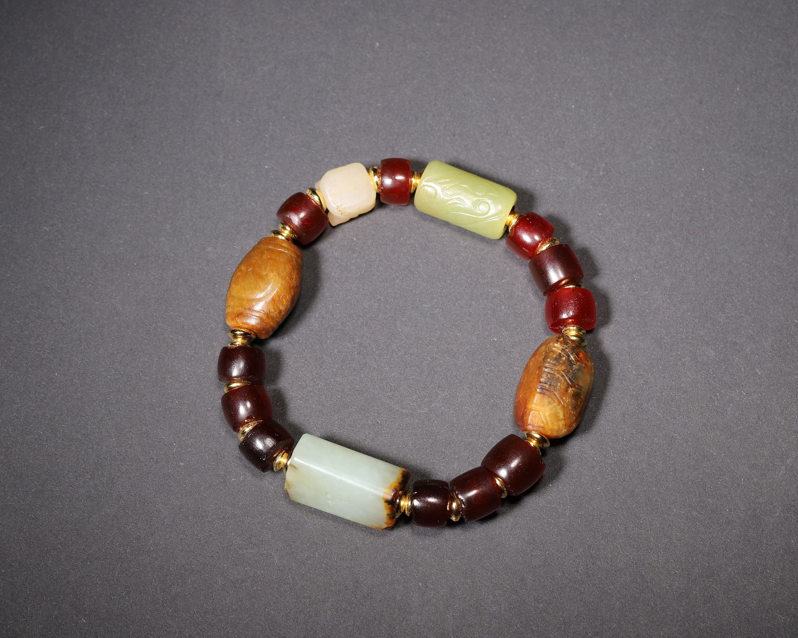 Han to tang dynasty, ancient jade and agate bracelet: An ancient jade and agate bracelet from the han to tang dynasty, featuring multi-colored jade tubes, beads, and agate beads. It reflects the aesthetic taste and craftsmanship of the nobility in mediev