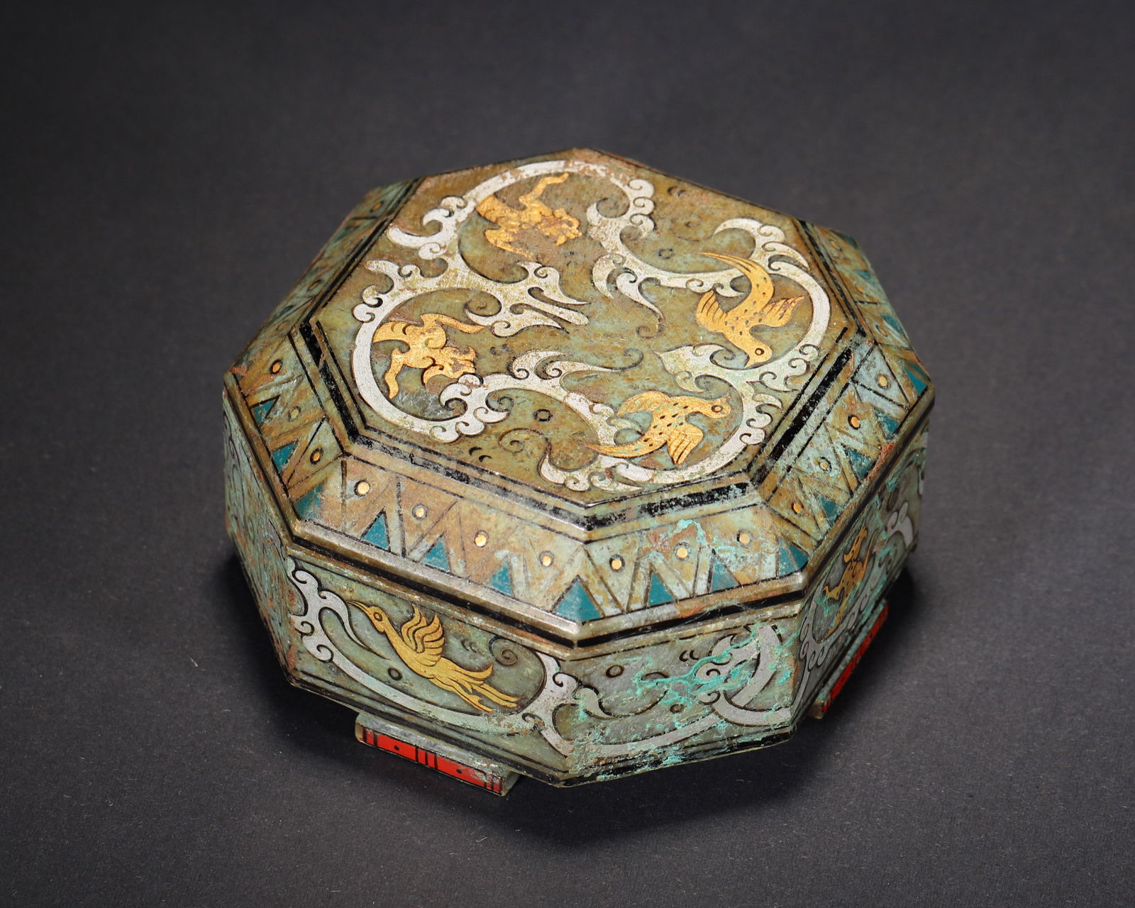 Late warring states to han dynasty jade octagonal lidded box with gold and silver inlaid beast (1 of 10)