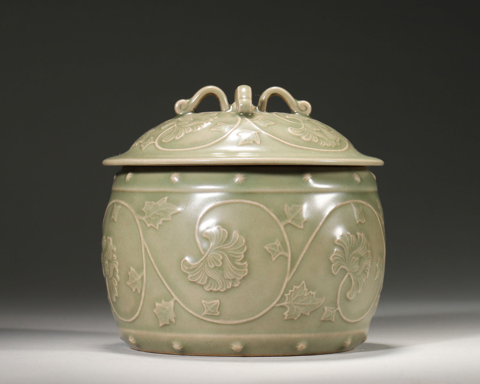 Song dynasty longquan kiln celadon lidded jar with carved interlocking vine motifs (1 of 6)