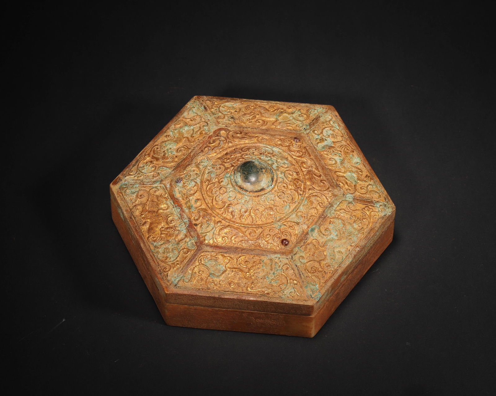 Han dynasty gilt-bronze hexagonal box with inlaid gem (1 of 8)