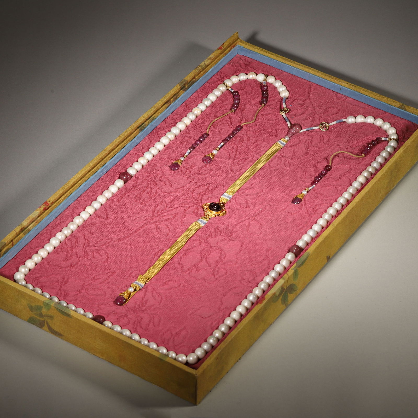 Mid-qing dynasty, court-mandated eastern pearl court necklace (original box) (1 of 7)