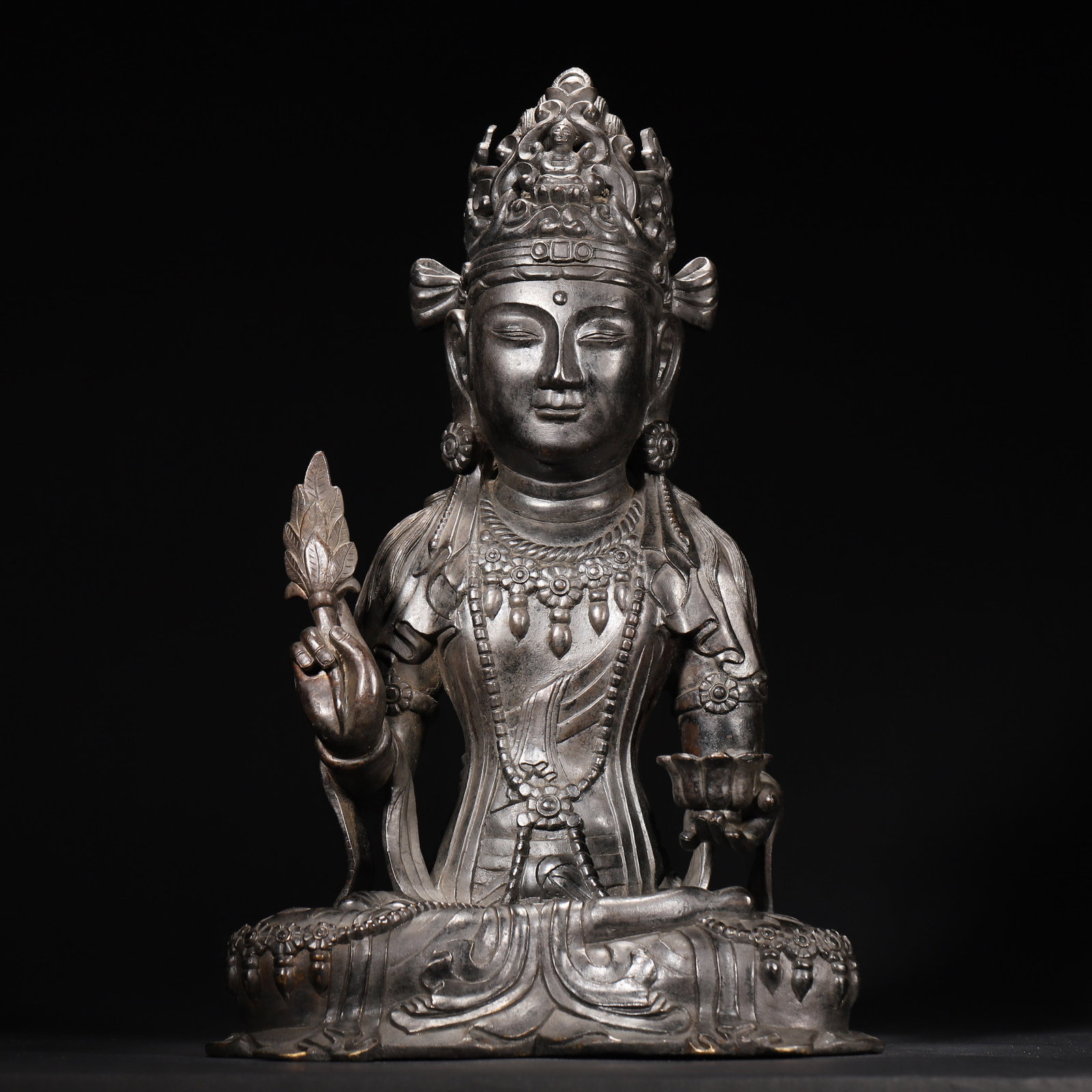 Song Dynasty (Dali Kingdom Period), Bronze Seated Guanyin Holding a Leaf (1 of 6)