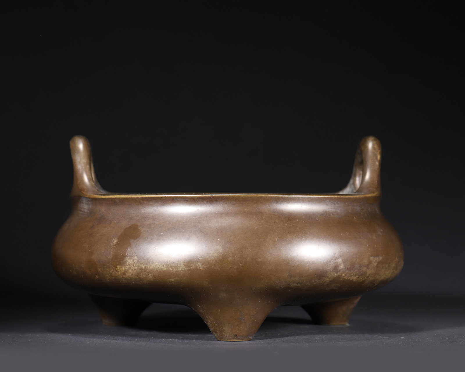 Ming dynasty, xuande mark dragon-patterned bronze censer with upright handles and three feet (1 of 8)