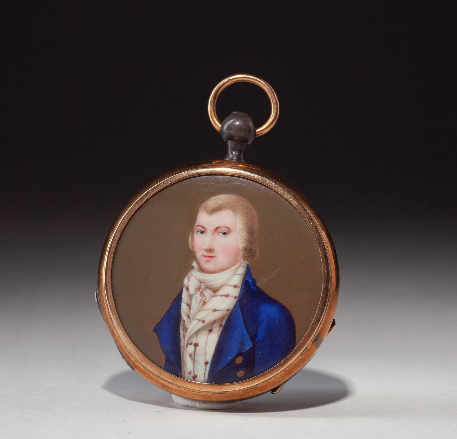 15.6K GOLD POCKET WATCH WITH SWISS THREE-COLOR GOLD CARVING, TWO-TONE MECHANISM, MOVING FIGURINES,: Dial Signature: Gedeon Petit à GenèveMovement Signature: Gedeon Petit à Genève 88923Dimensions: Diameter 60mmRemarks: Keys includedDescription: The pocket watch features a white enamel-inlaid tran