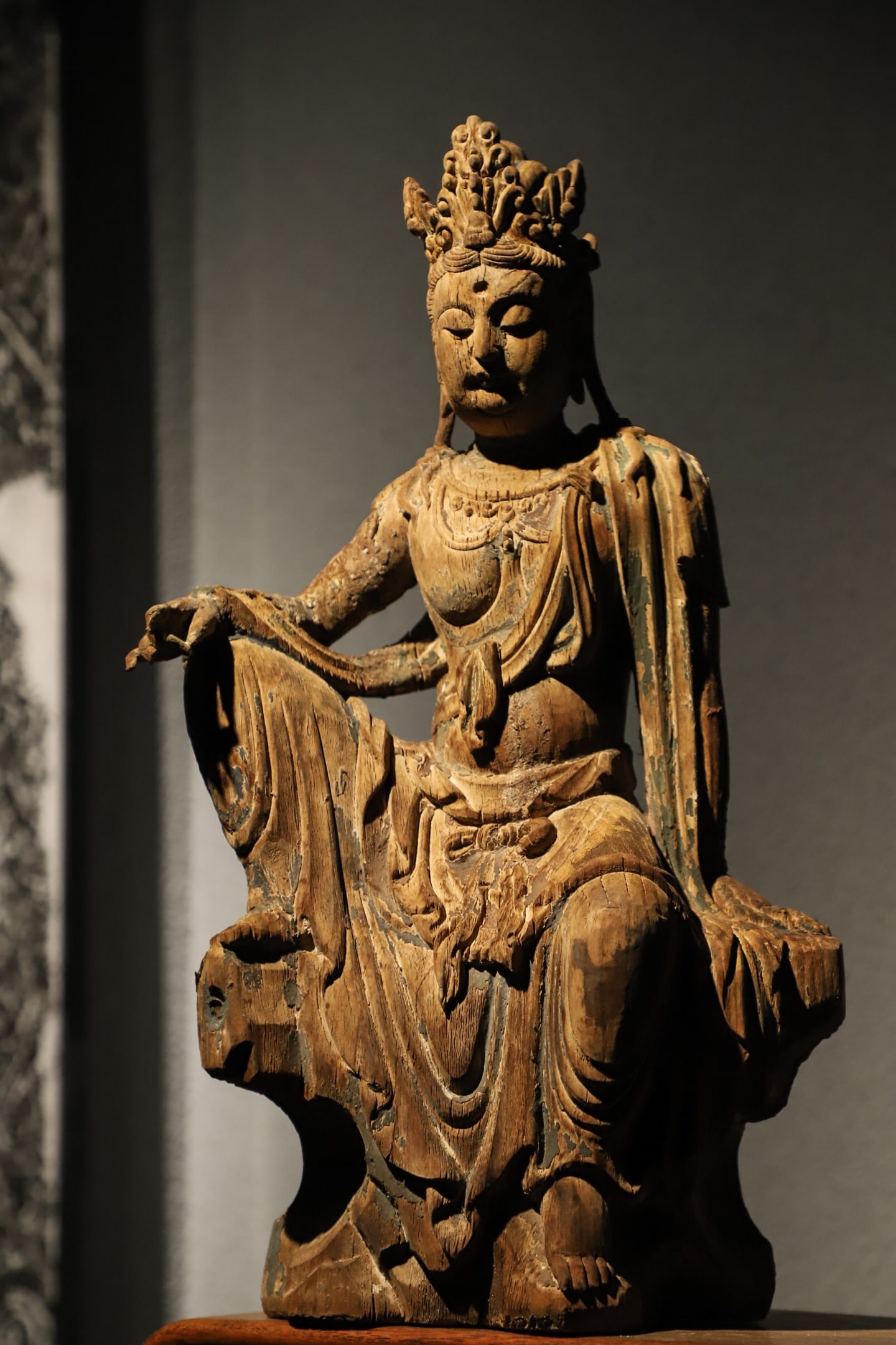 IN THE SONG DYNASTY, NANMU WOOD IS THE BODHISATTVA AVALOKITESVARA: H:50cmL:30cmW:18cm This is a wooden statue of the Water Moon Guanyin in the style of the Song Dynasty, which is a classic work of ancient Chinese wooden statues. It is carved from a single piece of wo