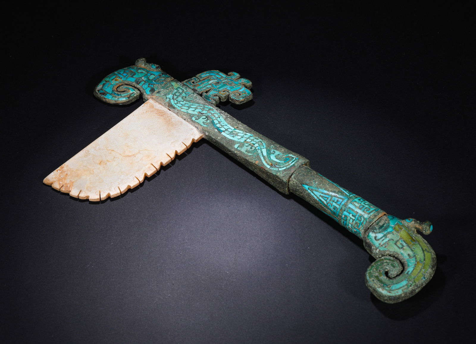 DURING THE WARRING STATES PERIOD, COPPER INLAID WITH TURQUOISE RITUAL VESSELS AND JADE KNIVES: H:29.5cmW:17cmWeight:850g This is a bronze jade ge dagger-axe inlaid with turquoise from the Western Zhou to the Spring and Autumn Period, a ritual weapon for the ancient aristocracy.