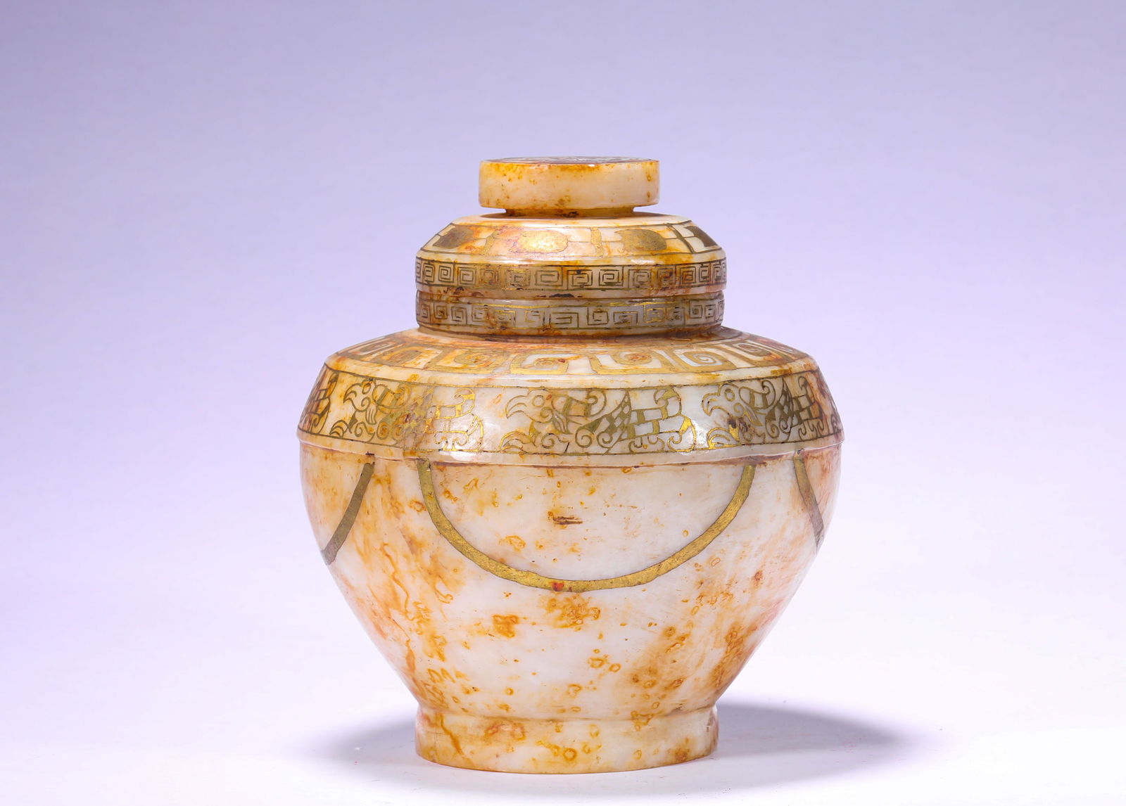 IN THE TANG DYNASTY, JADE INLAID WITH GOLD GIFT BOX: H:14cmW:11cmWeight:1050g This is a white jade gold-inlaid lidded jar from the Han Dynasty, a luxurious storage vessel for the aristocracy of the Han Dynasty.
