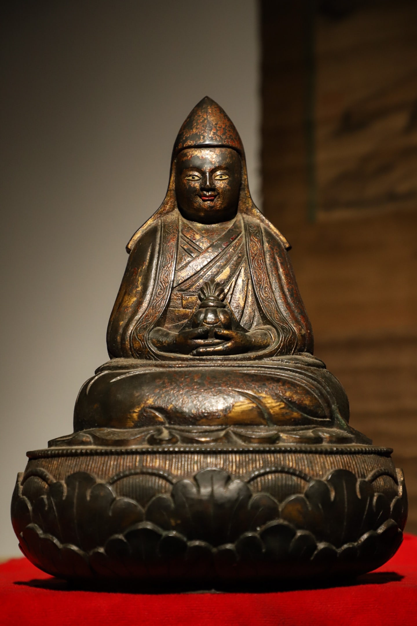 A STATUE OF MASTER TSONGKHAPA OF THE QING DYNASTY: H:30cmL:21cmW:15cm.Weight:4800g This is a Qing Dynasty gilded bronze statue of a lama, representing the image of a high-ranking monk in the Tibetan Buddhist tradition.It is crafted from gilded bronze,