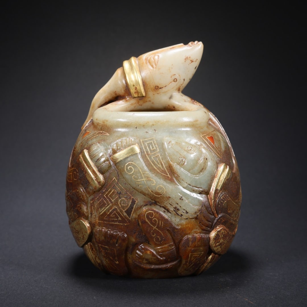 HAN DYNASTY HETIAN JADE CUP INLAID WITH GOLD AND GEMSTONES: L:8.6cm W:8.2cm H:10.8cm Weight:654g This is a Hotan Jade inlaid with gold inlaid with jewels and a water cup with animal head. It is a practical tool for the study of the nobility in the Han Dynasty.