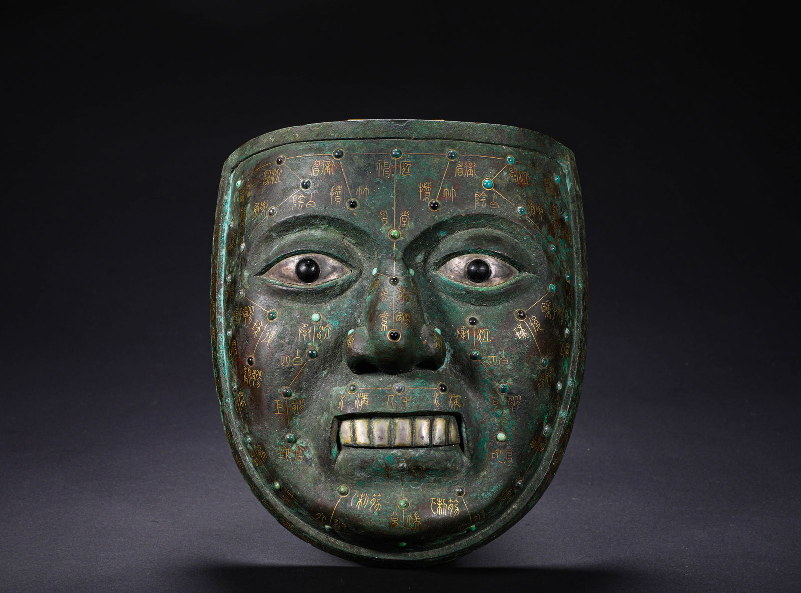 WARRING STATES INLAID GOLD AND SILVER MASK: H:16cmW:14.3cmWeight:820g