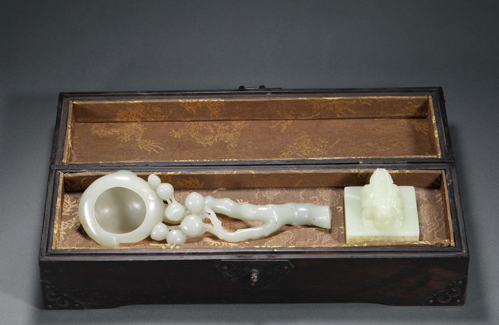 A SET OF STATIONERY MADE OF HETIAN JADE FROM THE QING DYNASTY: L:17.5cmWeight:320g