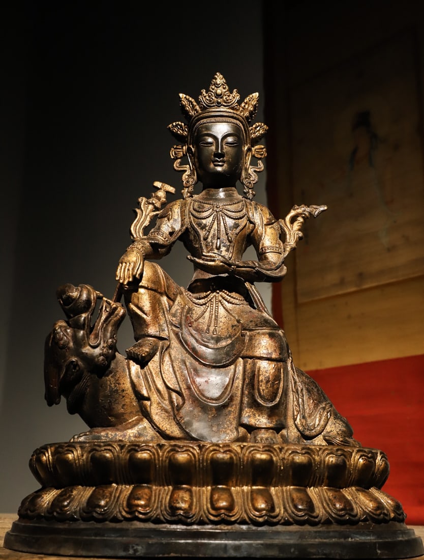 GILDED BRONZE STATUE OF MANJUSRI BODHISATTVA IN THE QING DYNASTY: Weight:8100g H:52cmL:37cmW:23cmThis is a gilded bronze sitting statue of Bodhisattva Samantabhadra from the Ming Dynasty, which is a classic representative of the four Great Bodhisattva statues in Chi