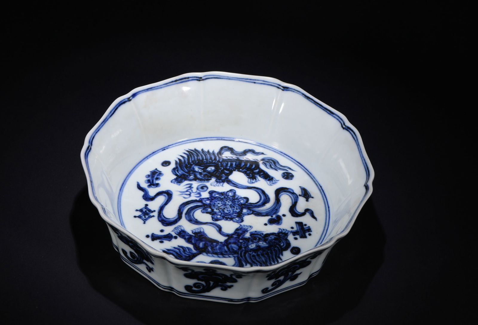 BLUE AND WHITE WASHBASIN FROM THE XUANDE PERIOD OF THE MING DYNASTY: H:5cmD:19cm