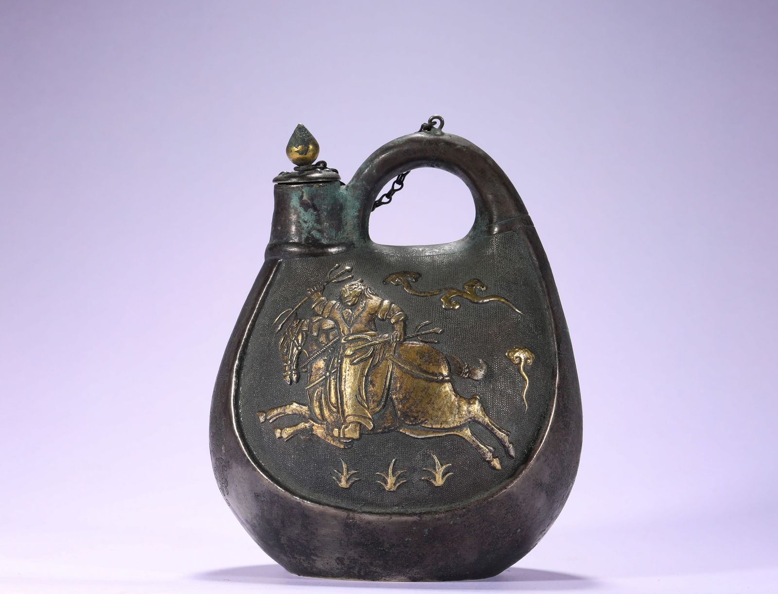 A 7TH-CENTURY SILVER-GILT HUNTING POT: H:17cmW:12.5cmWeight:520g