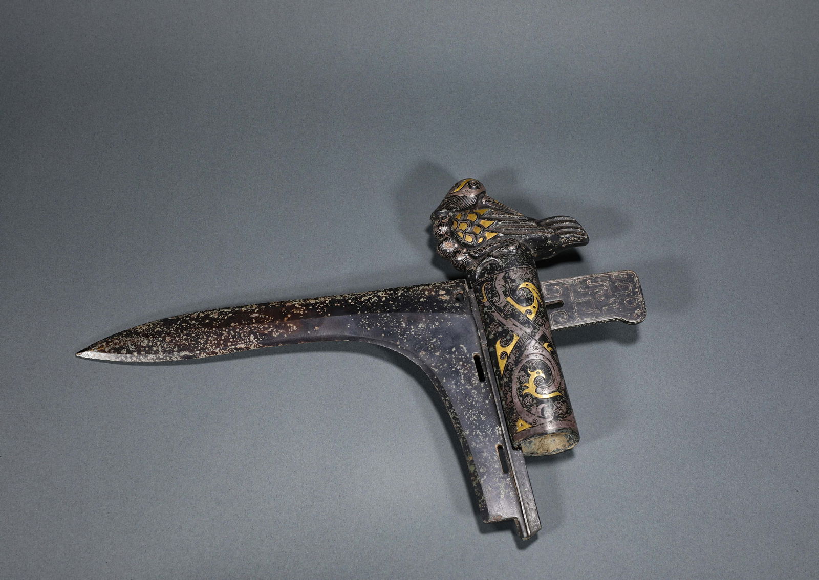 IN THE WARRING STATES PERIOD, BRONZE RITUAL VESSELS AND HALBERDS: H:21cmW:30cmWeight:930g This is a bronze spear jar made of mismatched gold and silver from the Warring States period (the spear jar is the handle end component of the spear), which is a model of the c