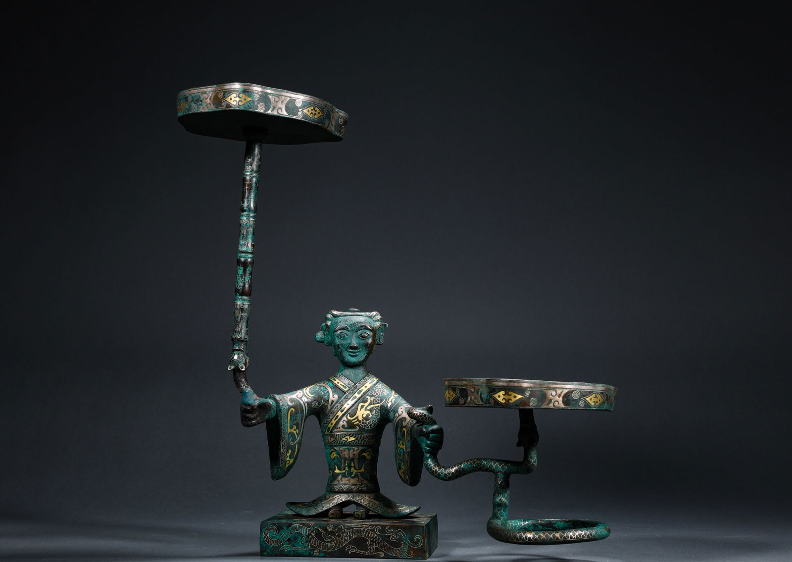 IN THE WARRING STATES PERIOD, COPPER CUTS, GOLD AND SILVER PALACE LAMPS: H:33cmW:32cmWeight:3160g This is a bronze human shaped double linked lamp from the Warring States period, which is a precious treasure among ancient Chinese bronze lamps.