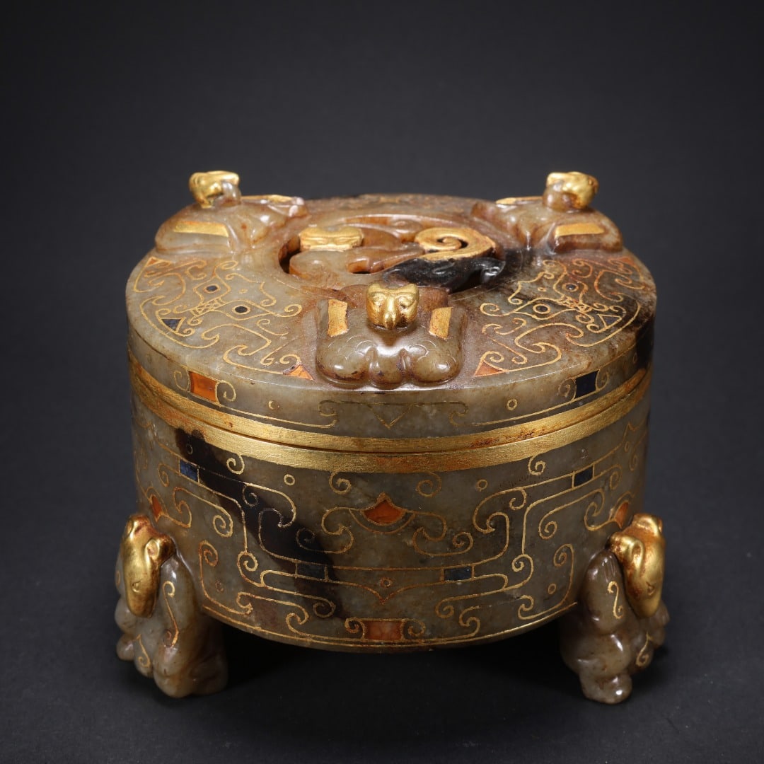HAN DYNASTY, HETIAN JADE WITH GOLD INLAID GEMSTONES, THREE-KNEELING HUMAN FOOT DRAGON AND PHOENIX: L:11.2cm W:10.4cm H:9cm Weight:464g