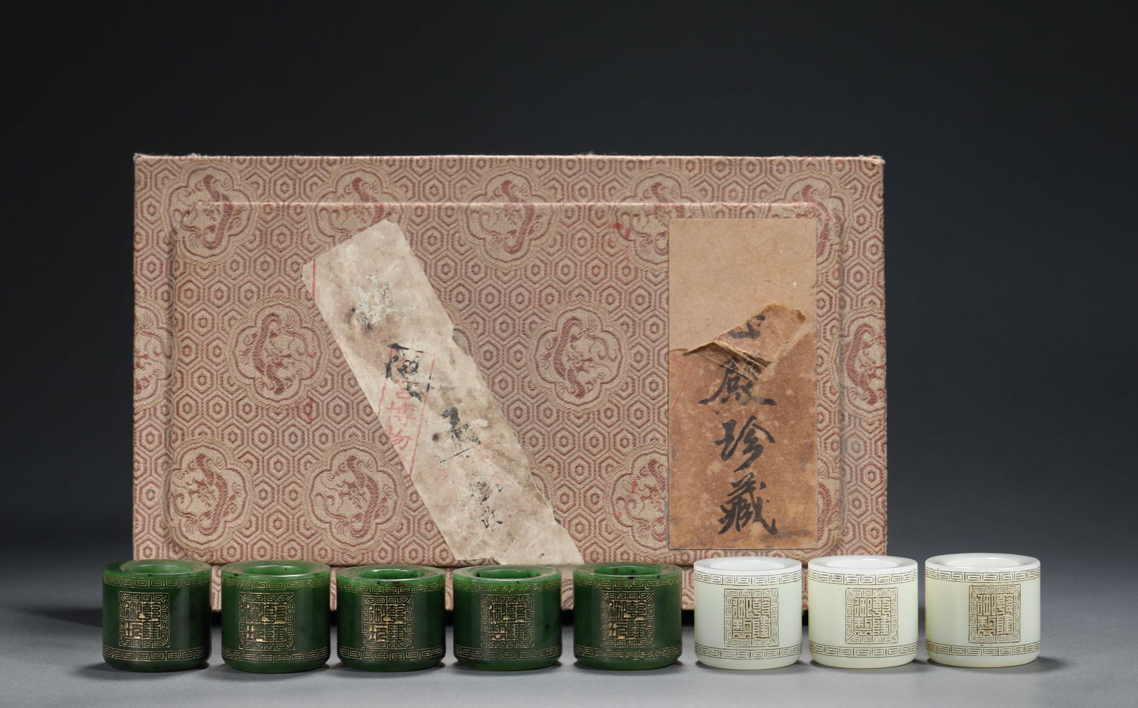 A SET OF QIANLONG JADE HETIAN JADE FINGER GUARDS FROM THE QING DYNASTY: D:3.3cmH:2.9cmWeight:400g