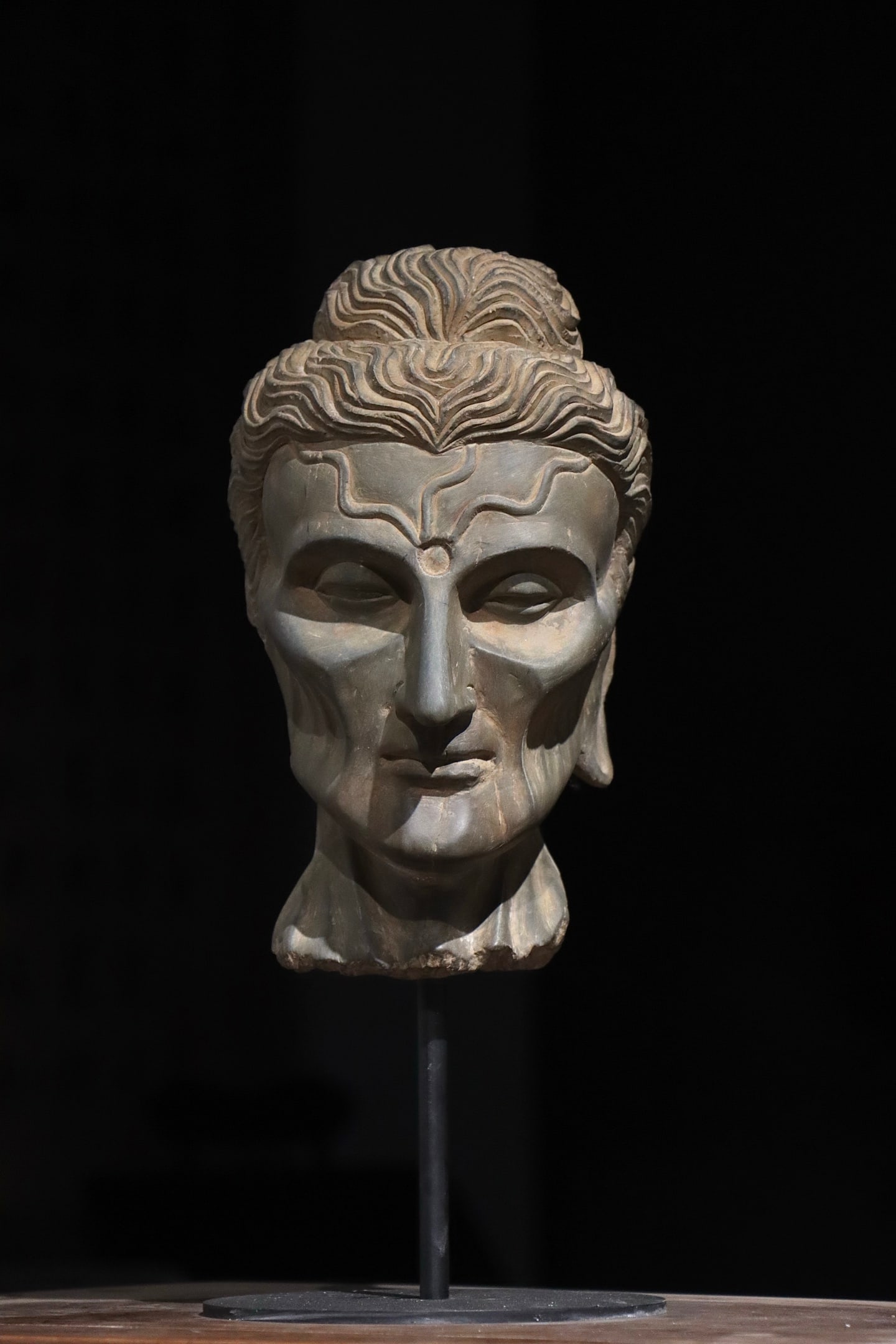 3 CENTURY BLUESTONE GANDHARA ASCETIC HATRED OF BUDDHA'S HEAD: H:28cm H:55cm This is a Gandhara-style ascetic Buddha's head, a work from the Kushan Dynasty in the 3rd to 4th centuries AD, depicting the image of the Buddha during his ascetic stage under the Bodhi