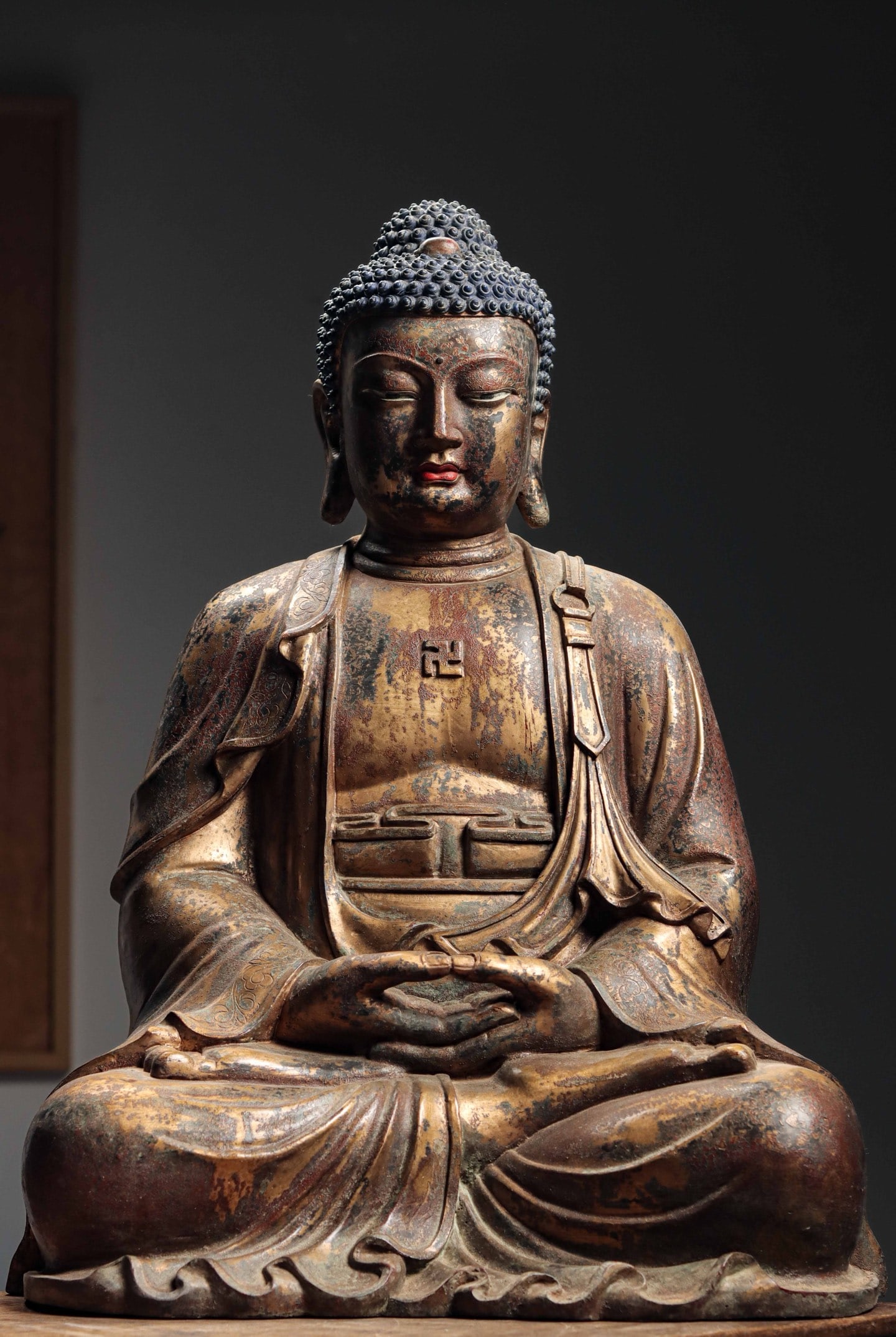 MING DYNASTY, GILDED BRONZE • AMITABHA BUDDHA STATUE: Weight:25000gH:65cmW:47cmT:33cm This is a gilded bronze seated statue of Sakyamuni Buddha from the Ming Dynasty, which is a classic style of Chinese Buddhist statues. This statue is not only an import