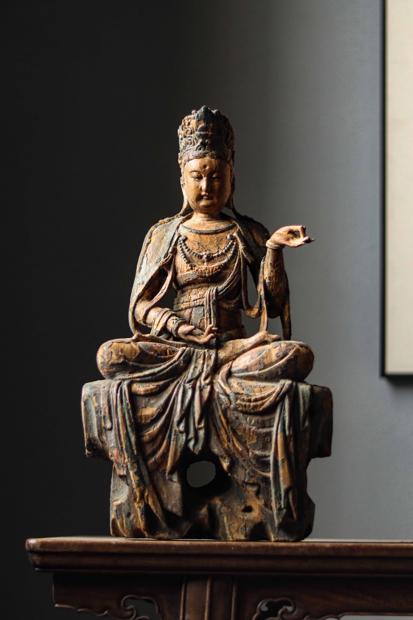IN THE SONG DYNASTY, THERE WAS A STATUE OF THE FREE-LIVING GUANYIN MADE OF NANMU WOOD: H:45cmW:25cmT:16cm This statue is not only an important relic of Buddhist art from the Song and Yuan Dynasties, but also a significant physical object for the study of ancient Chinese woodcarving tech