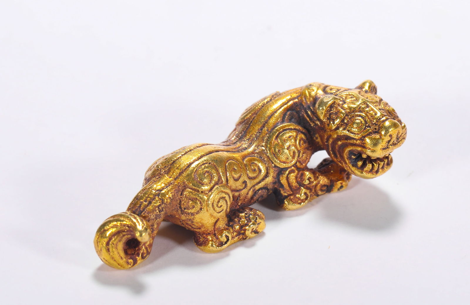 BRONZE GILDED AUSPICIOUS BEAST OF THE HAN DYNASTY: H:1.6cmW:4cmWeight:26g