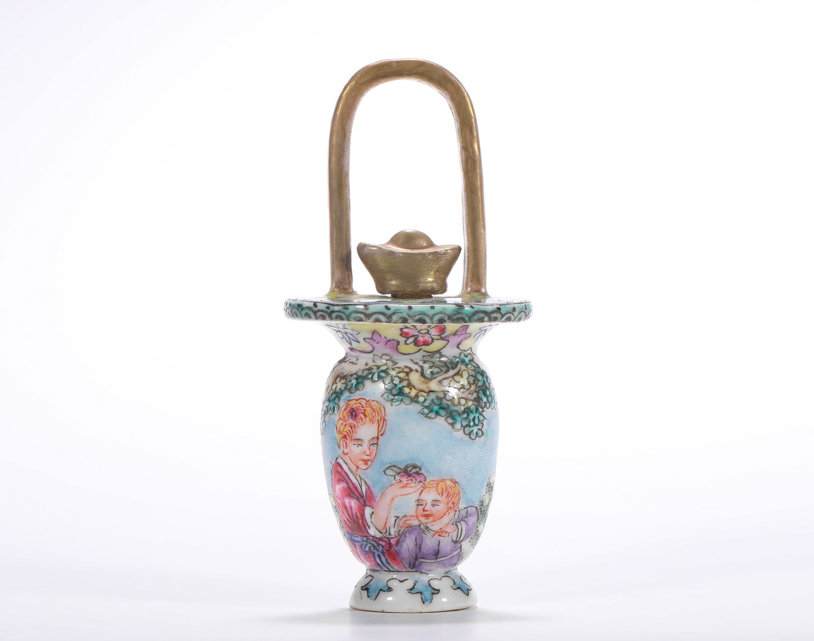 QING DYNASTY, QIANLONG PORCELAIN WESTERN FIGURE ENAMEL SNUFFET: H:8.2cmW:3.7cmWeight:42g