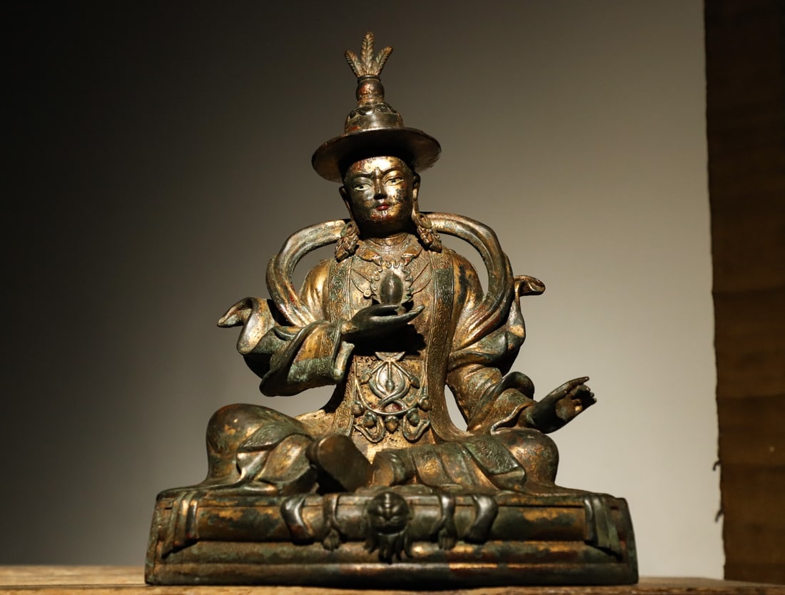 A GILDED BRONZE STATUE OF KING GESAR IN THE QING DYNASTY: Weight:3700g?H:31cmL:23cmW:16cm This is a bronze gilded statue of the Great Master of Lotus and Peanuts from the Qing Dynasty, which is an extremely important ancestor statue in Tibetan Buddhism.