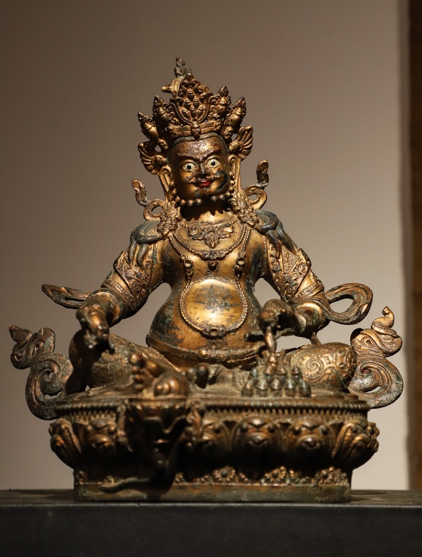 QING DYNASTY, GILDED BRONZE STATUE OF THE YELLOW GOD OF WEALTH: Weight:1800g.H:21cmL:19cmW:10cm This is a bronze gilded statue of the God of Wealth from the Qing Dynasty, which is an important symbol of wealth and protection in Tibetan Buddhism.