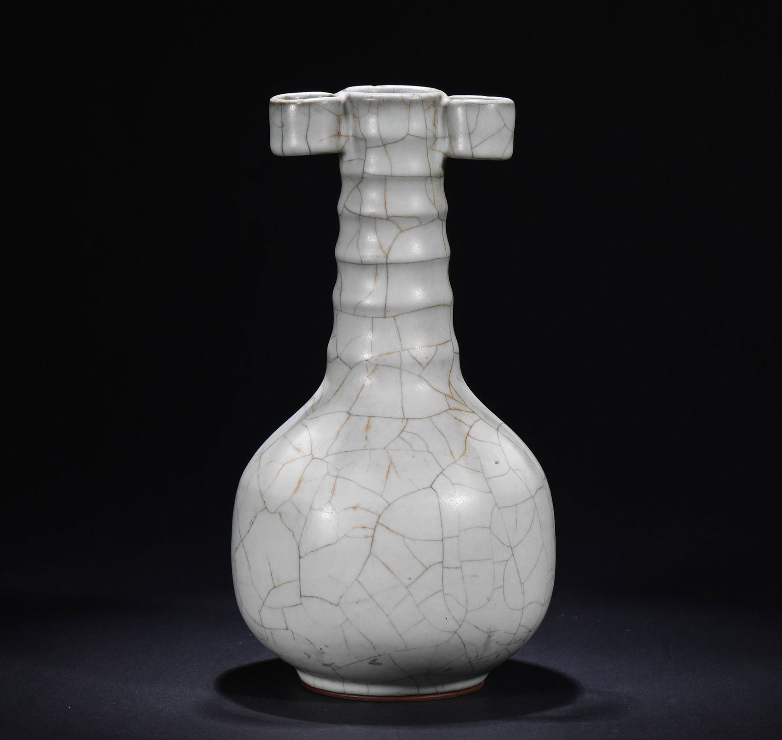 APPRECIATING VASES FROM GE KILN OF THE SONG DYNASTY: H:22cmD:12cm