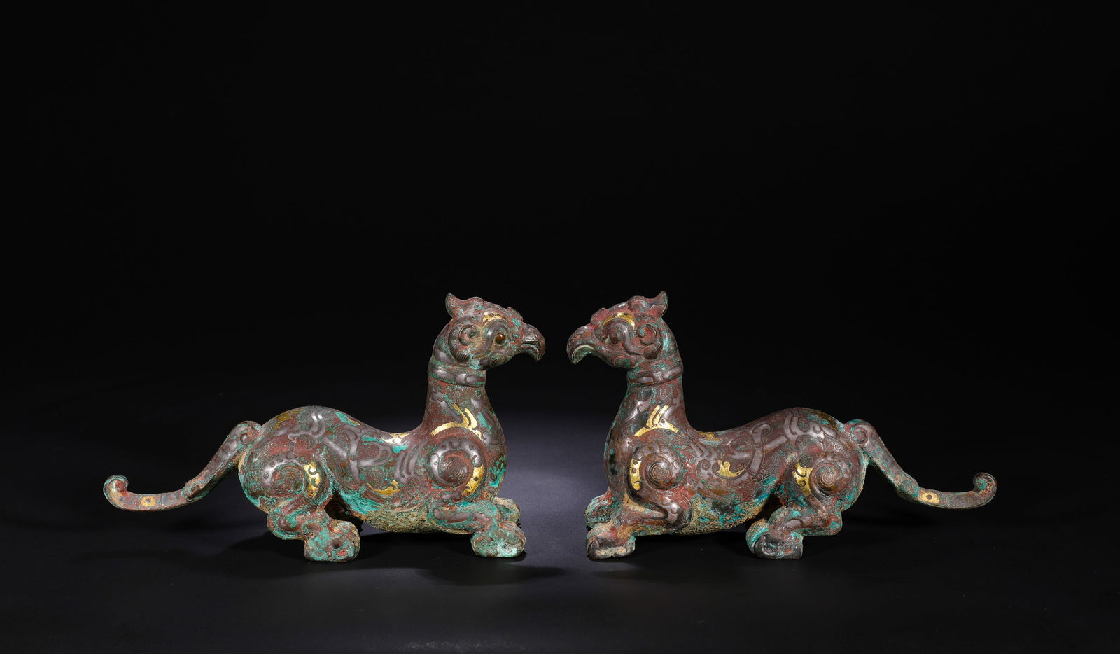 DURING THE SPRING AND AUTUMN PERIOD, BRONZE WAS ADORNED WITH GOLD AND SILVER AUSPICIOUS BEASTS: H:11cmW:17.5cmWeight:1150g This is a pair of inlaid gold and silver bronze beast-shaped pendants from the Warring States Period to the Han Dynasty, which were used to press the horns of ancient noble