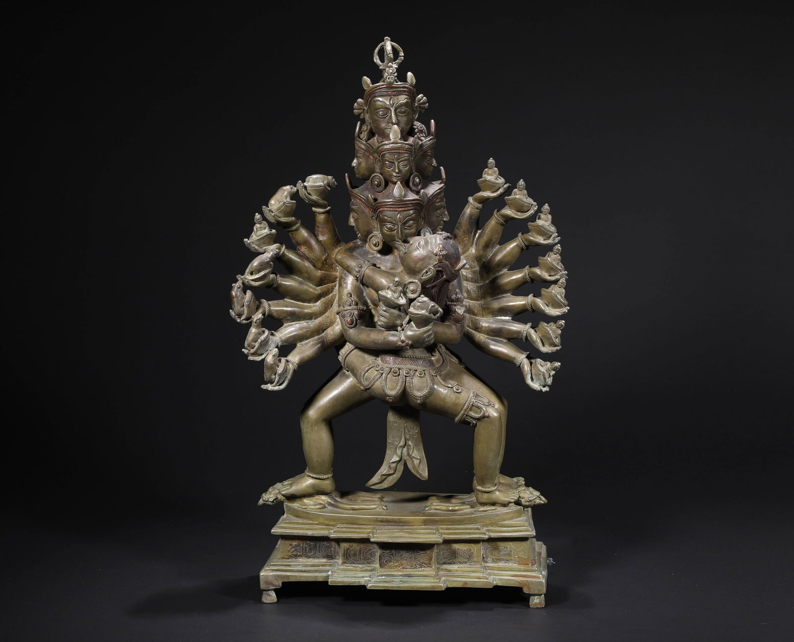 VAJRA VAJRA FROM THE 12TH CENTURY: H:41cmW:23cmWeight:6600g This type of statue reflects the philosophical ideas of Tibetan Buddhism Tantra, symbolizing the realization of liberation through "dual movements". It is one of the most repr