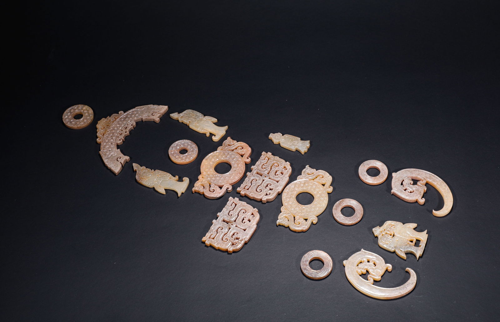 A SET OF HETIAN JADE PENDANTS FROM THE HAN DYNASTY: H:4.5cmW:6.5cmWeight:380g