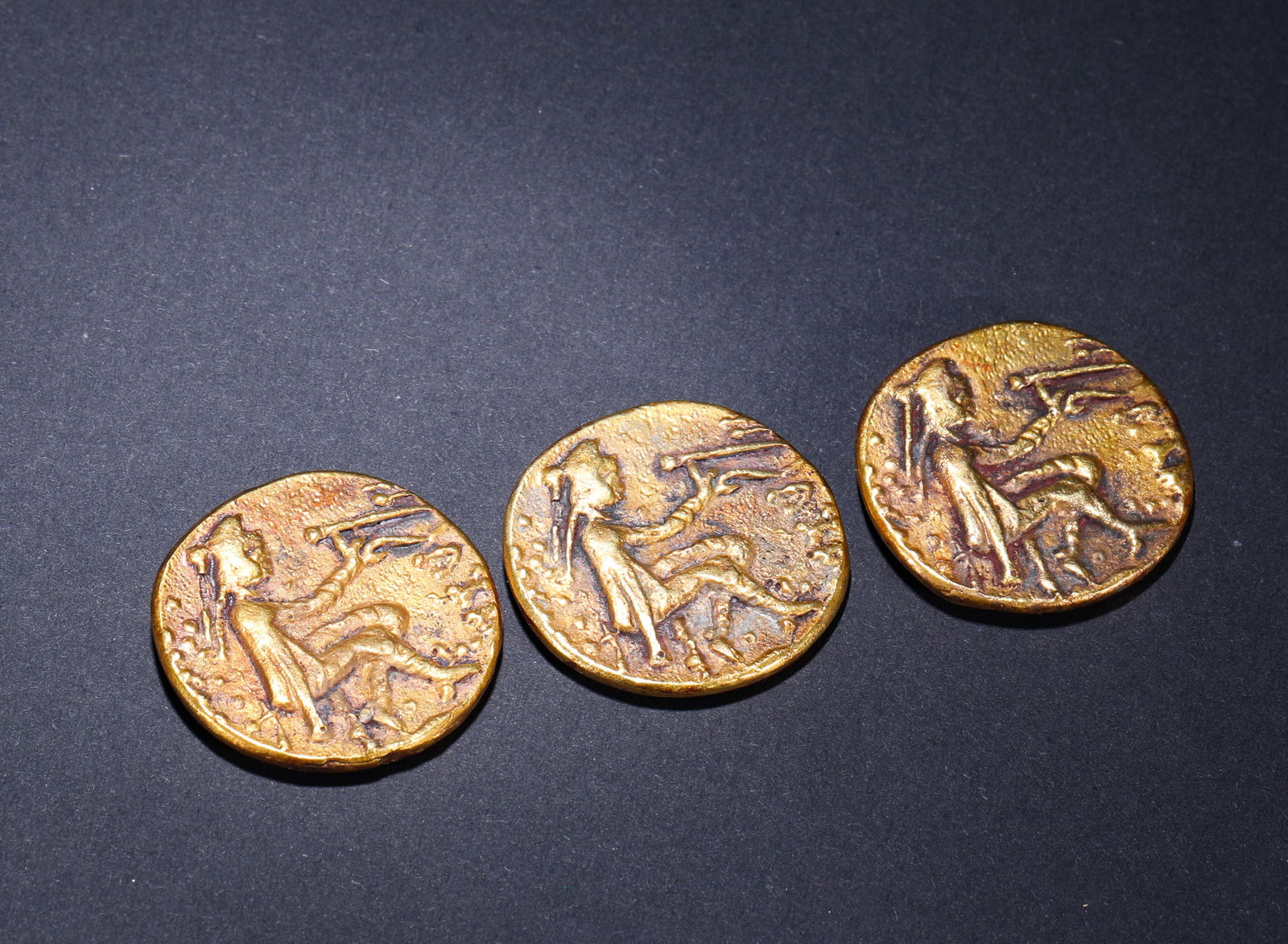 BRONZE GILDED CURRENCY OF THE KUSHAN EMPIRE IN THE 2ND CENTURY: D:2.8cmWeight:41g