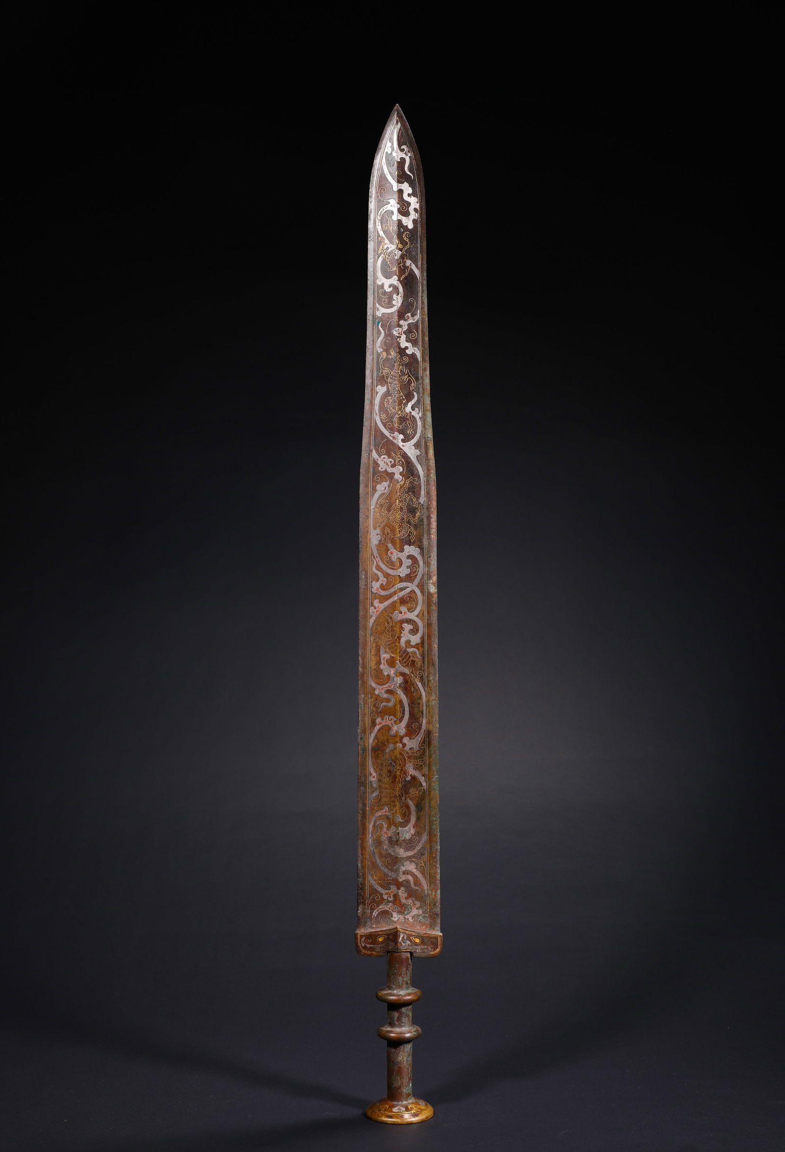 BRONZE WITH GOLD AND SILVER SWORDS FROM THE WARRING STATES PERIOD: L:60.2cmWeight:900g This is a bronze sword with inlaid gold and silver dragon and phoenix patterns from the War and Han Dynasties. It was a piece of adornment or ritual vessel for the ancient noble cl