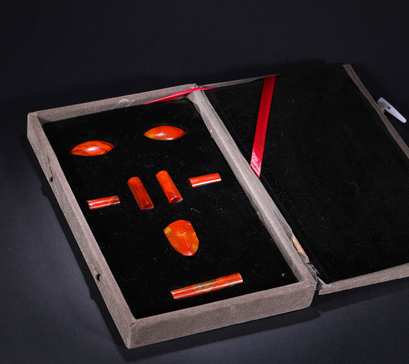 DURING THE WARRING STATES PERIOD, AGATE PENDANTS: H:3.7cmW:2cm