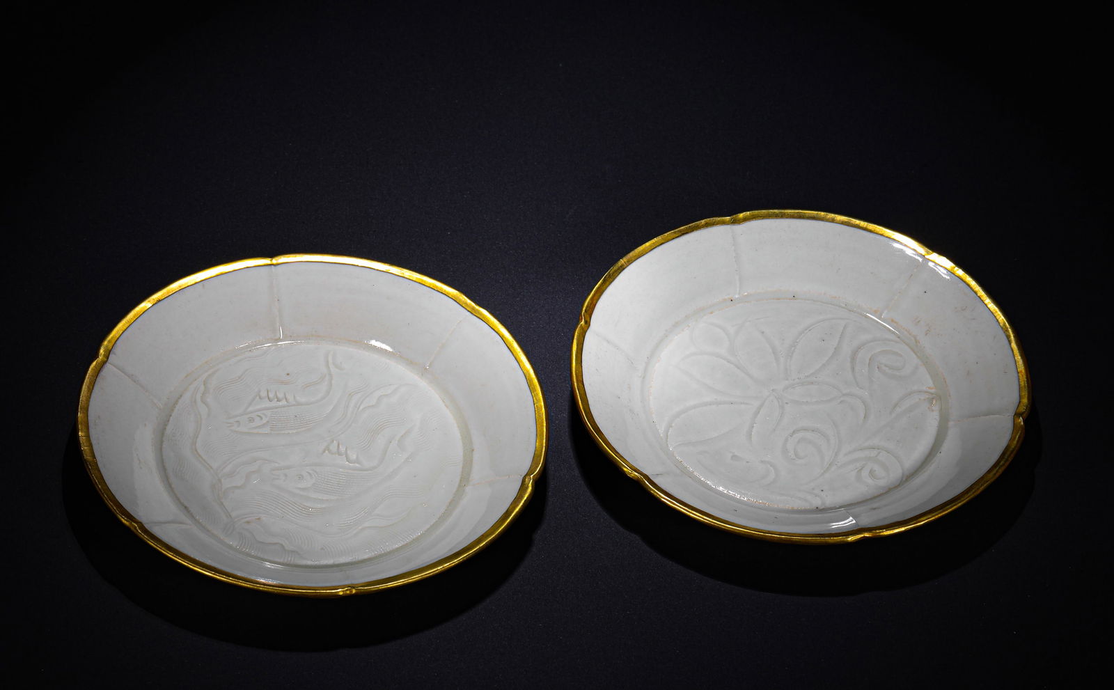 A PAIR OF SQUARE PLATES FROM DING KILN IN THE SONG DYNASTY: D:13.5cm