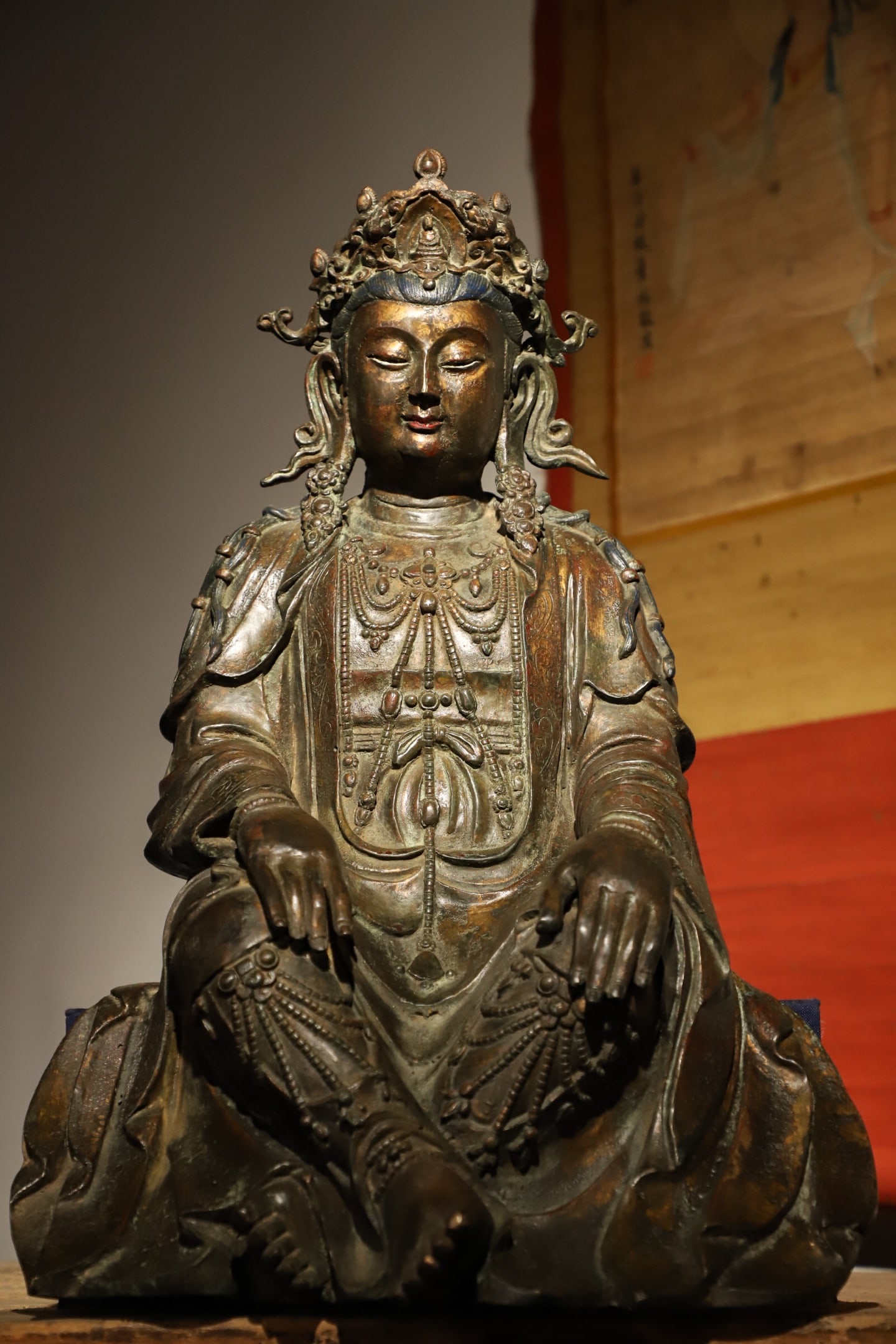 MING DYNASTY, GILDED BRONZE STATUE OF MAITREYA BODHISATTVA WITH CROSSED FEET: Weight:11500g.H:52cmL:35cmW:26cm This is a Ming Dynasty bronze gilt free Avalokitesvara sitting image, is the typical representative of the Ming Dynasty Han Buddhism statue.
