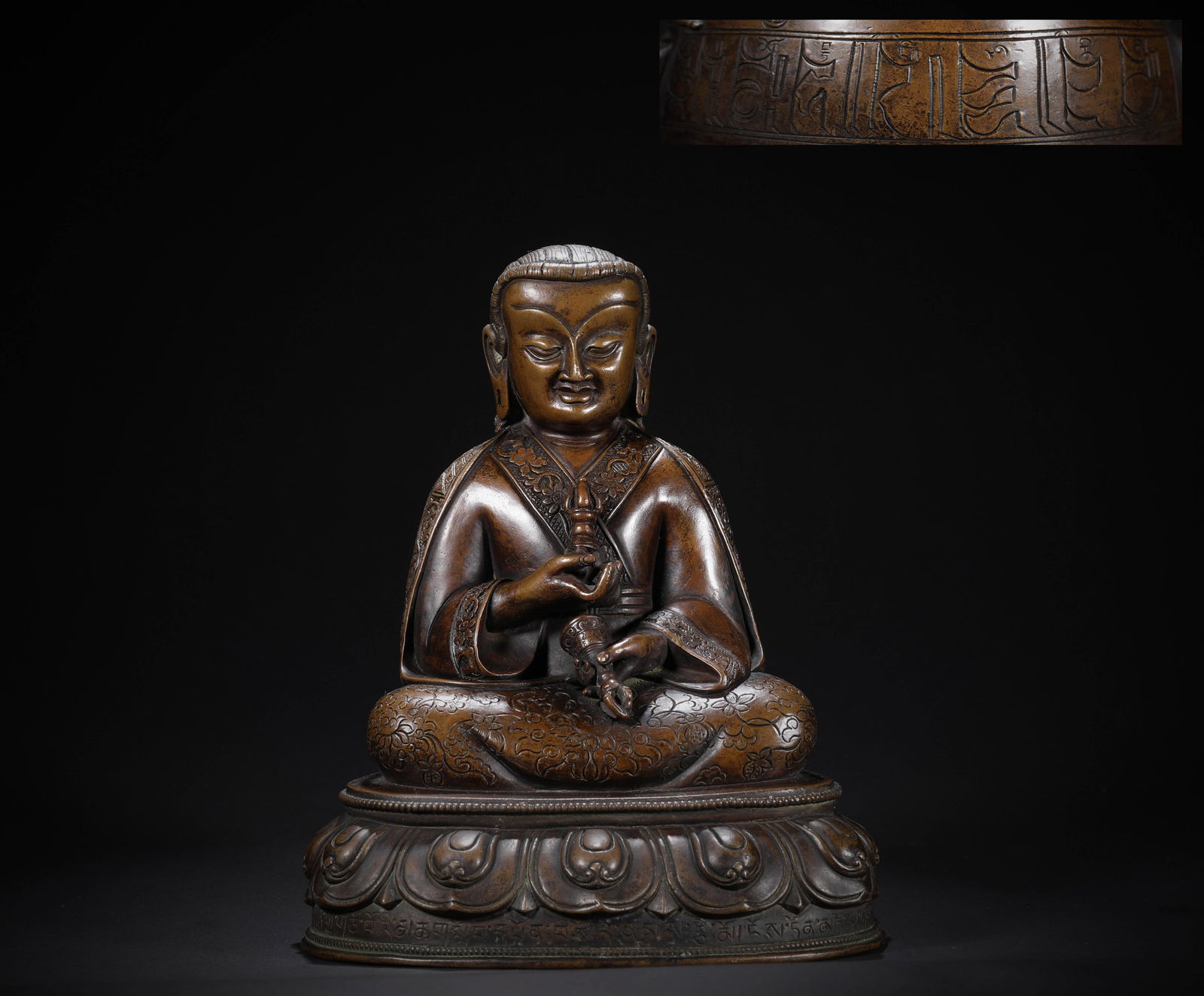 14 ALLOY COPPER CENTURY BRONZE BUDDHA STATUE: H:17cmW:13cmWeight:1380g This is a bronze seated statue of a guru from the Qing Dynasty, a piece of guru sculpture in Tibetan Buddhism and an important physical relic for studying the inheritance of
