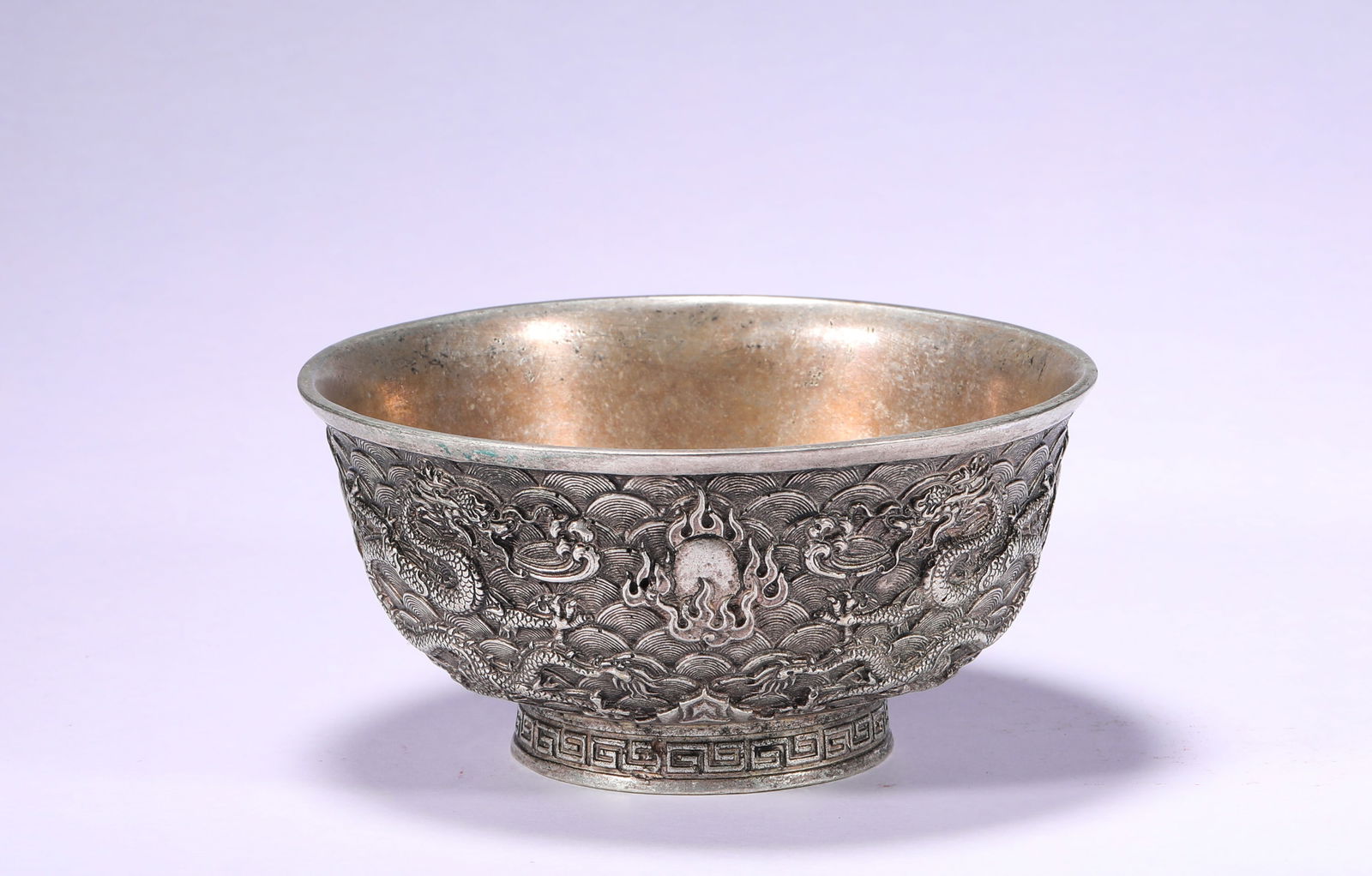 QING DYNASTY, TWO DRAGONS PLAYING WITH A PEARL, DRAGON-PATTERNED BOWL: H:5.8cmW:11.8cmWeight:370g