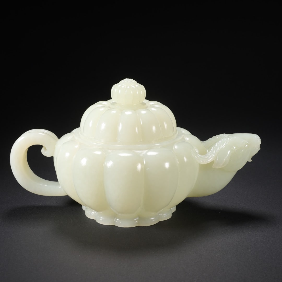 QING DYNASTY, HETIAN JADE GOURD-SHAPED SHEEP HEAD POT: L:16.5cm W:9.5cm H:9cm Weight:376g