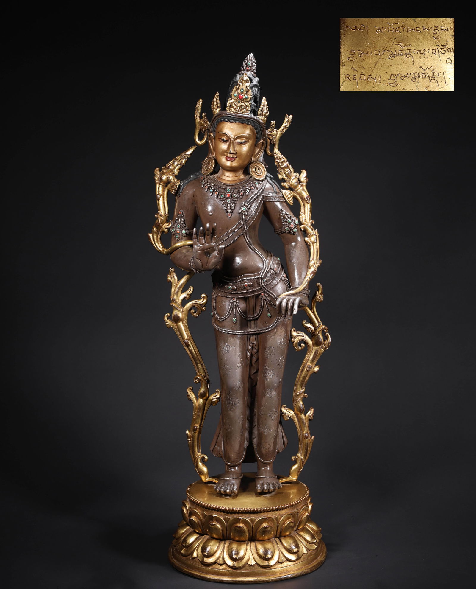 A GILDED BRONZE GUANYIN STATUE FROM THE QING DYNASTY: H:60cmW:18cmWeight:8400g This is a gilded bronze standing statue of Avalokite?vara inlaid with gemstones from the Qianlong period of the Qing Dynasty, an exquisite work of imperial Tibetan Buddhist sc