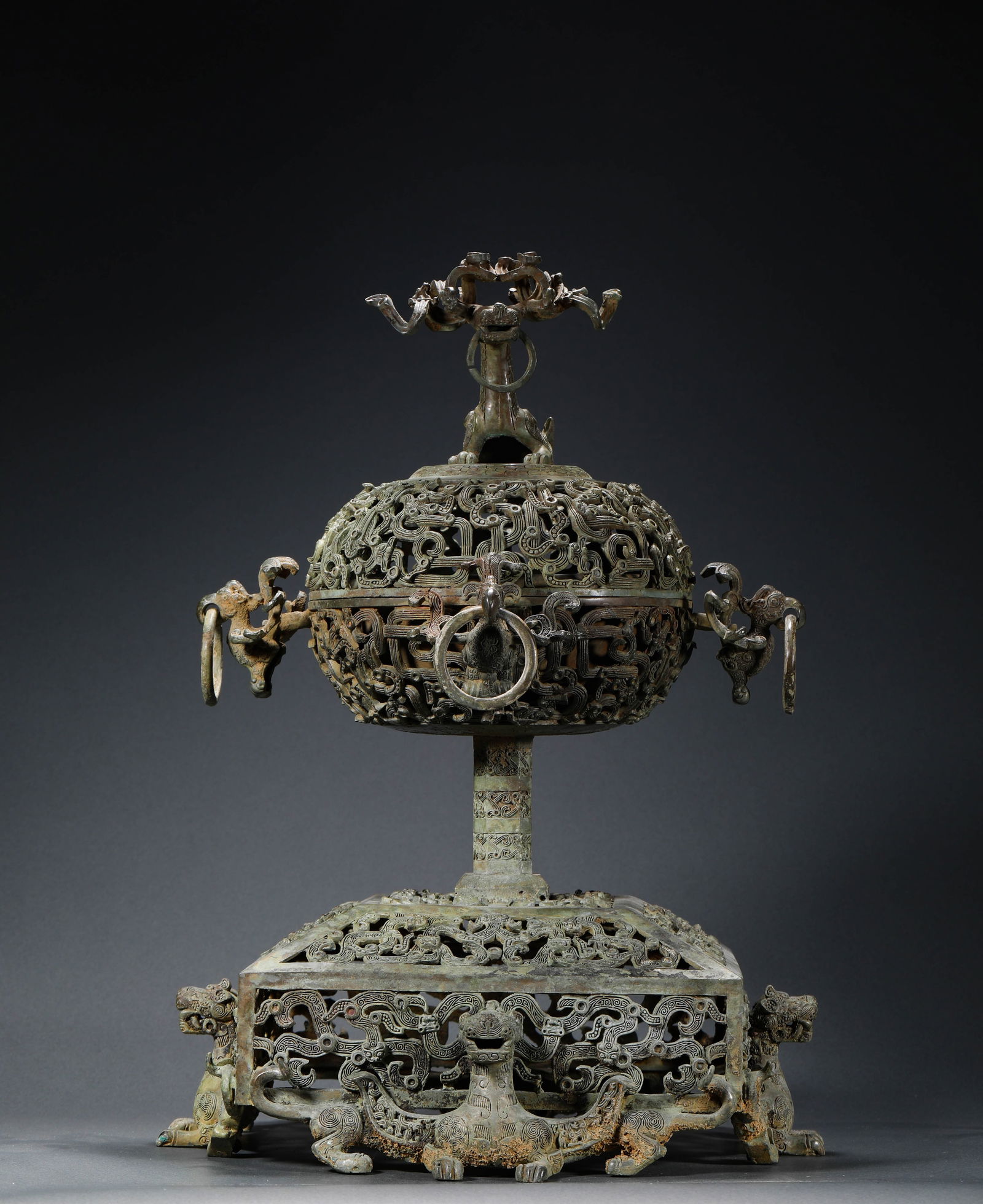 INCENSE WITH COPPER DRAGON PATTERNS FROM THE WARRING STATES PERIOD: H:34cmW:22cmWeight:2830g It is a tangible witness to the lifestyle and craftsmanship of the nobility in the Qin region during the Warring States Period, reflecting the prevalence of incense culture an